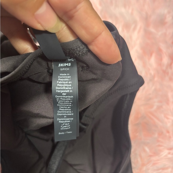 Skims One Piece Swimsuits
SIGNATURE SWIM
SCOOP NECK ONE PIECE NWOT new logo - Picture 8 of 8